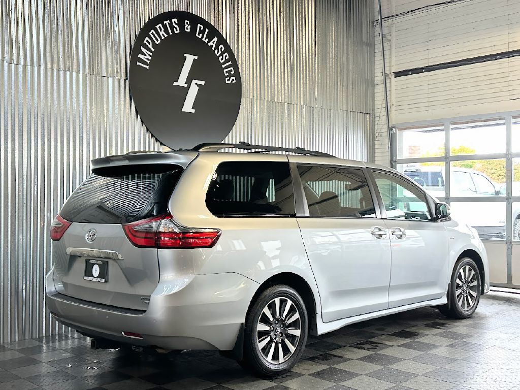 2020 Toyota Sienna Image 3