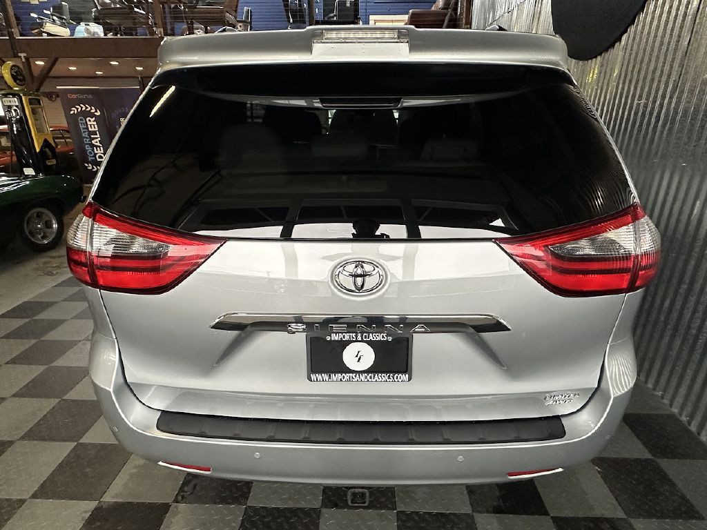 2020 Toyota Sienna Image 6