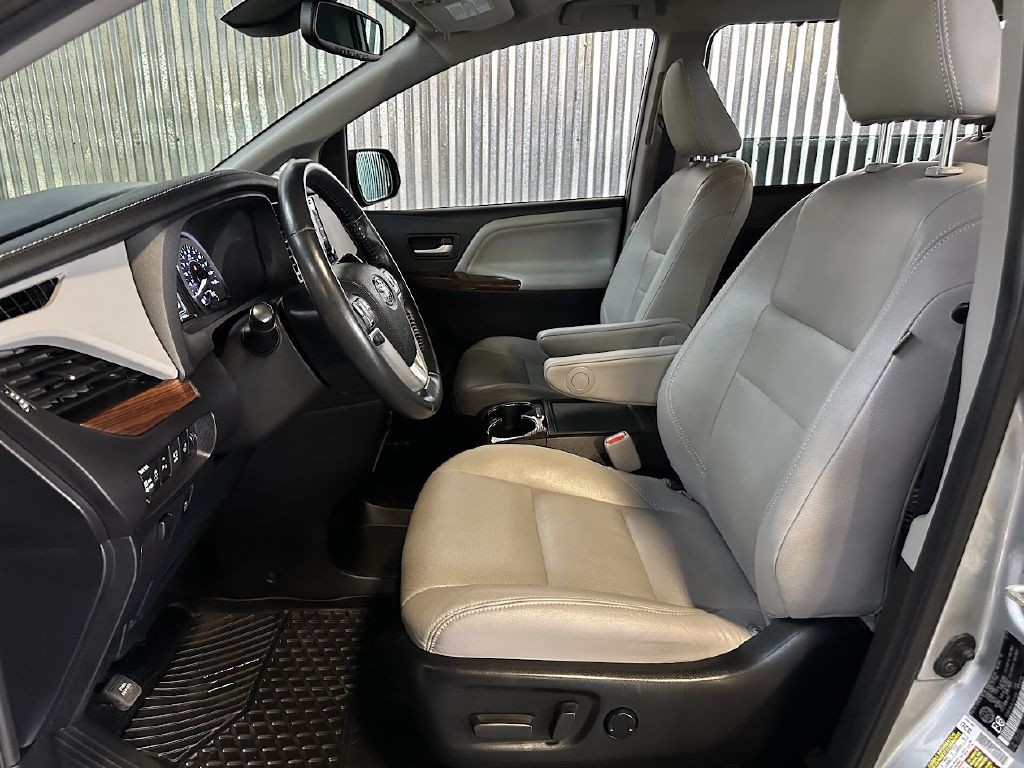2020 Toyota Sienna Image 11
