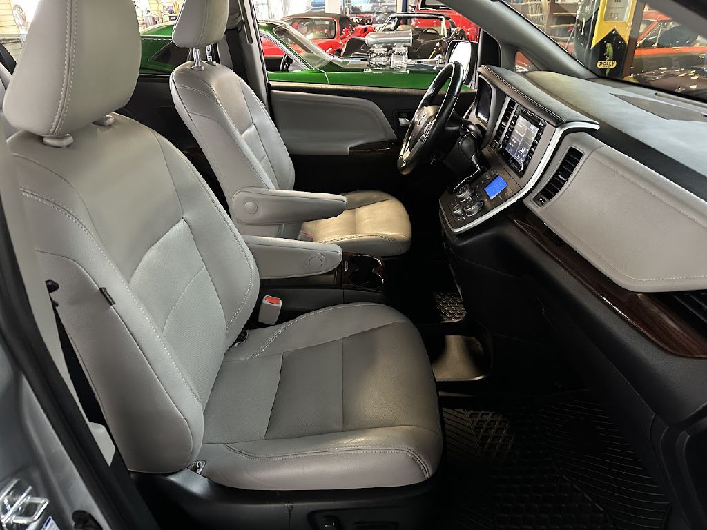 2020 Toyota Sienna Image 13