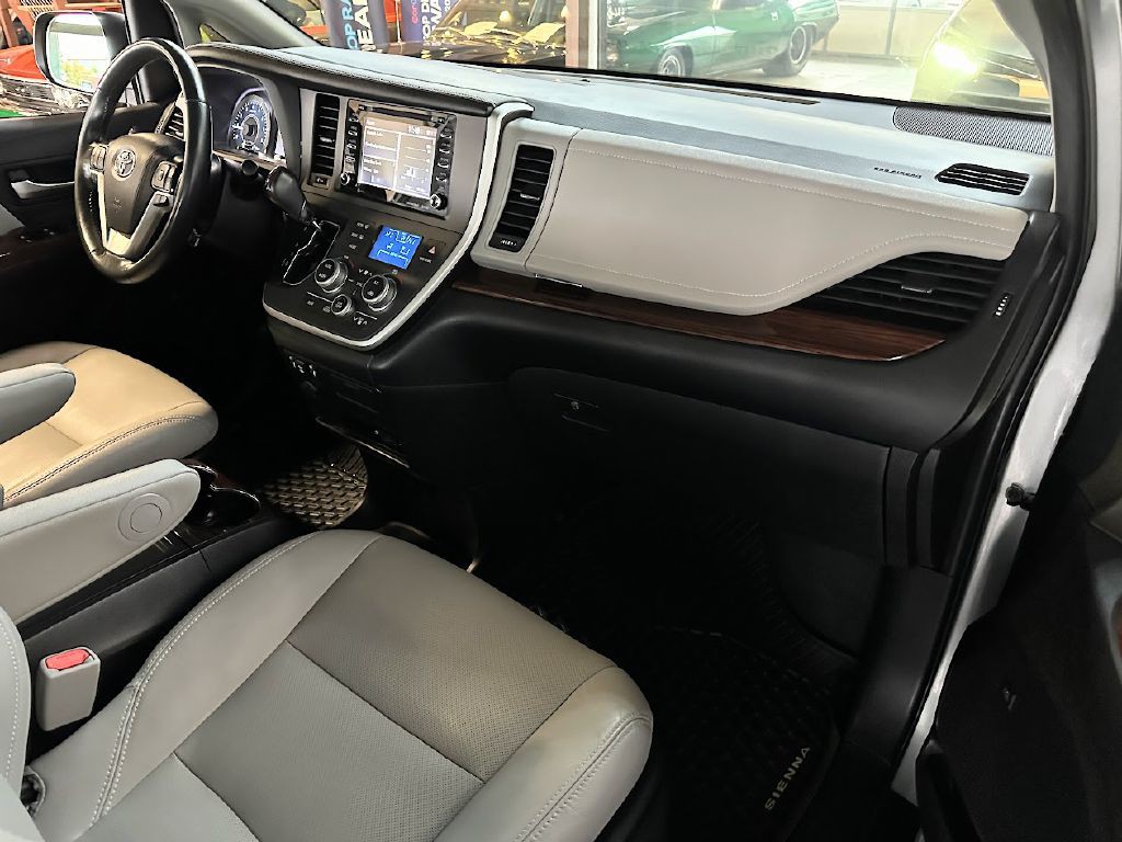 2020 Toyota Sienna Image 14