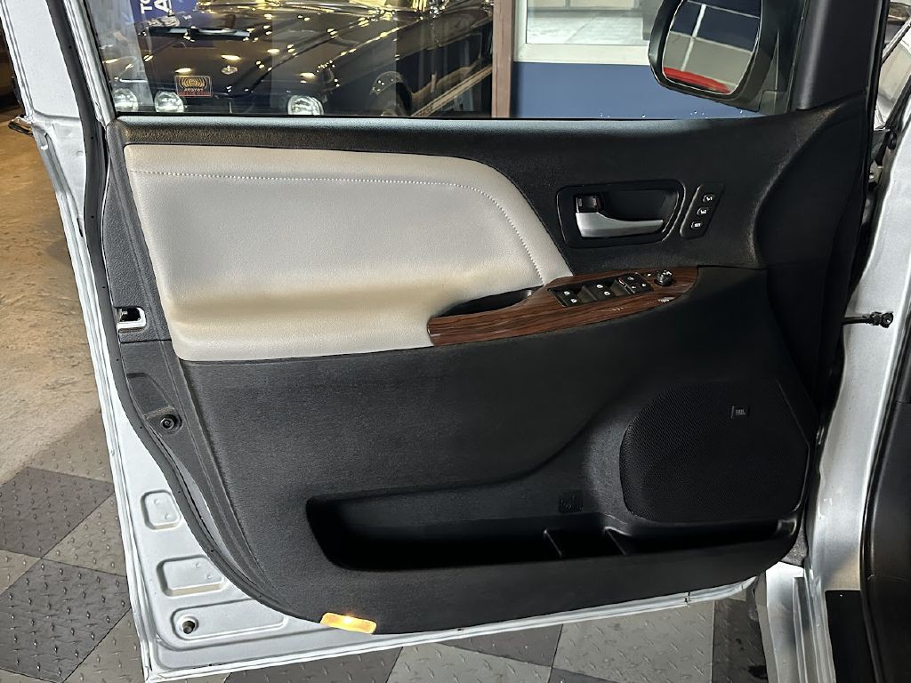 2020 Toyota Sienna Image 27