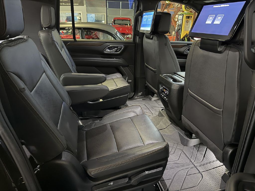 2023 Chevrolet Suburban Image 16