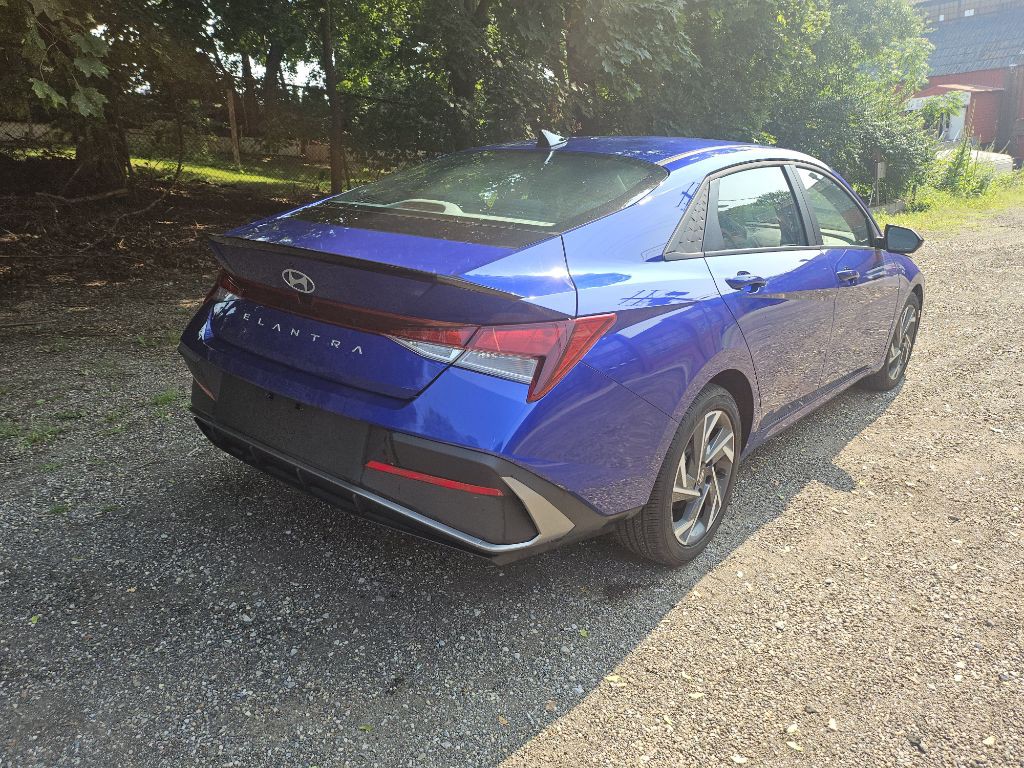 2025 Hyundai Elantra Image 8