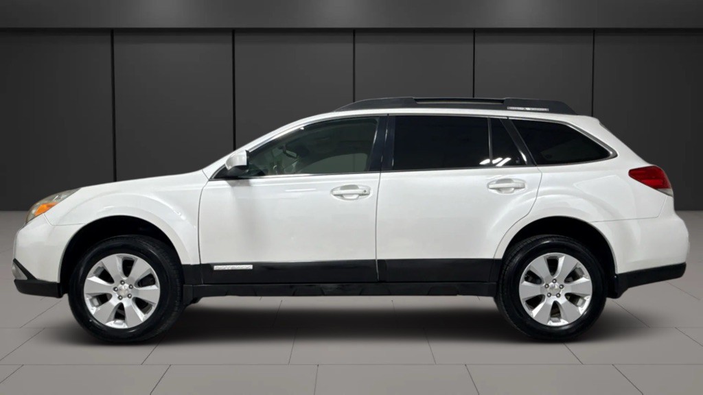 2010 Subaru Outback Image 2
