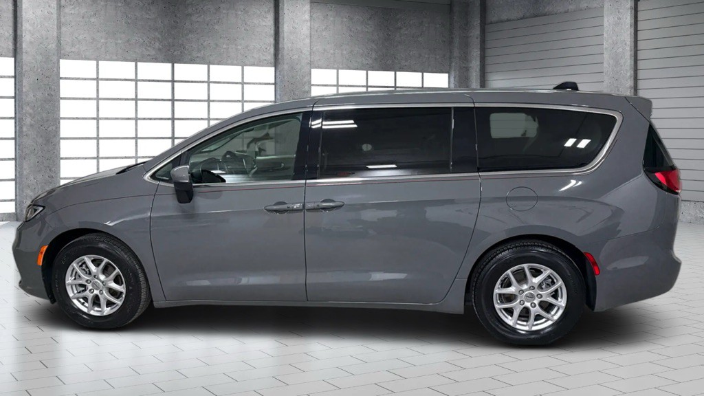 2023 Chrysler Pacifica Image 2