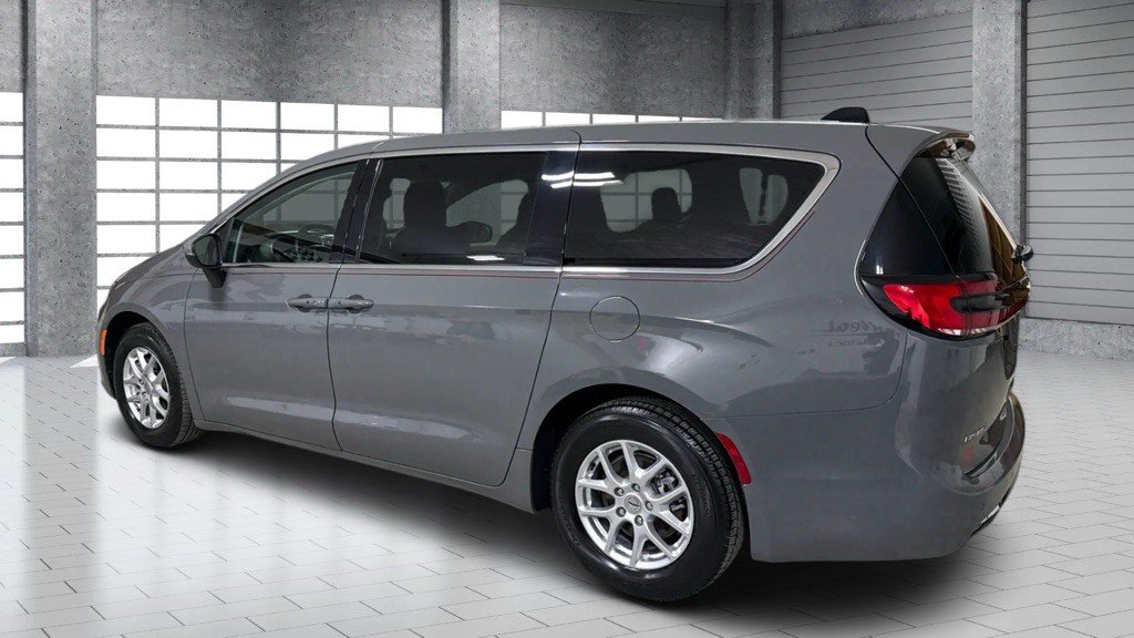 2023 Chrysler Pacifica Image 3