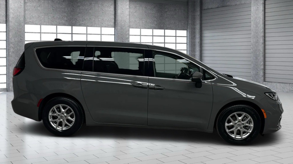 2023 Chrysler Pacifica Image 7