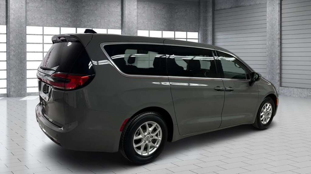 2023 Chrysler Pacifica Image 8