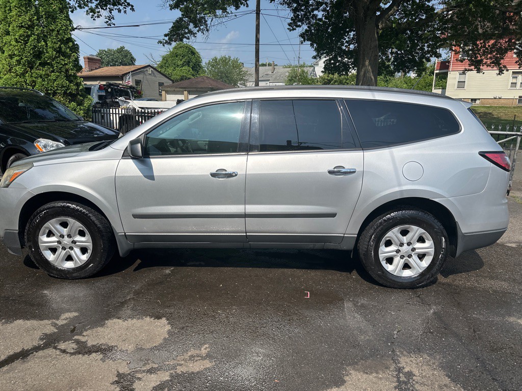 2014 Chevrolet Traverse Image 2