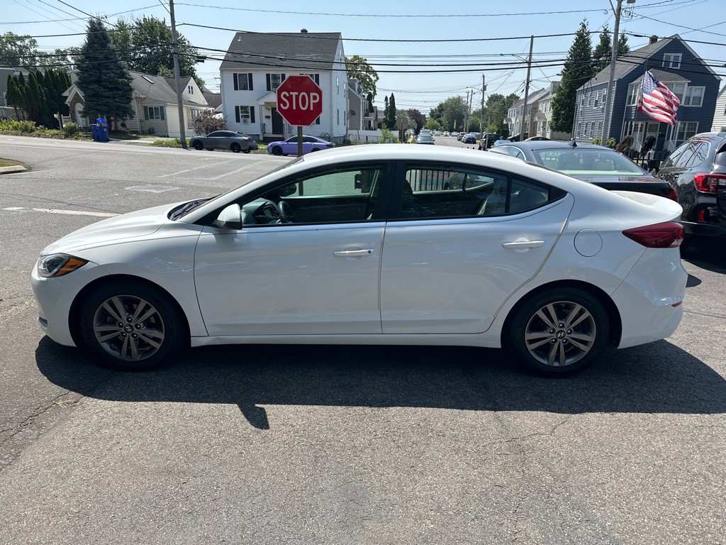 2017 Hyundai Elantra Image 2