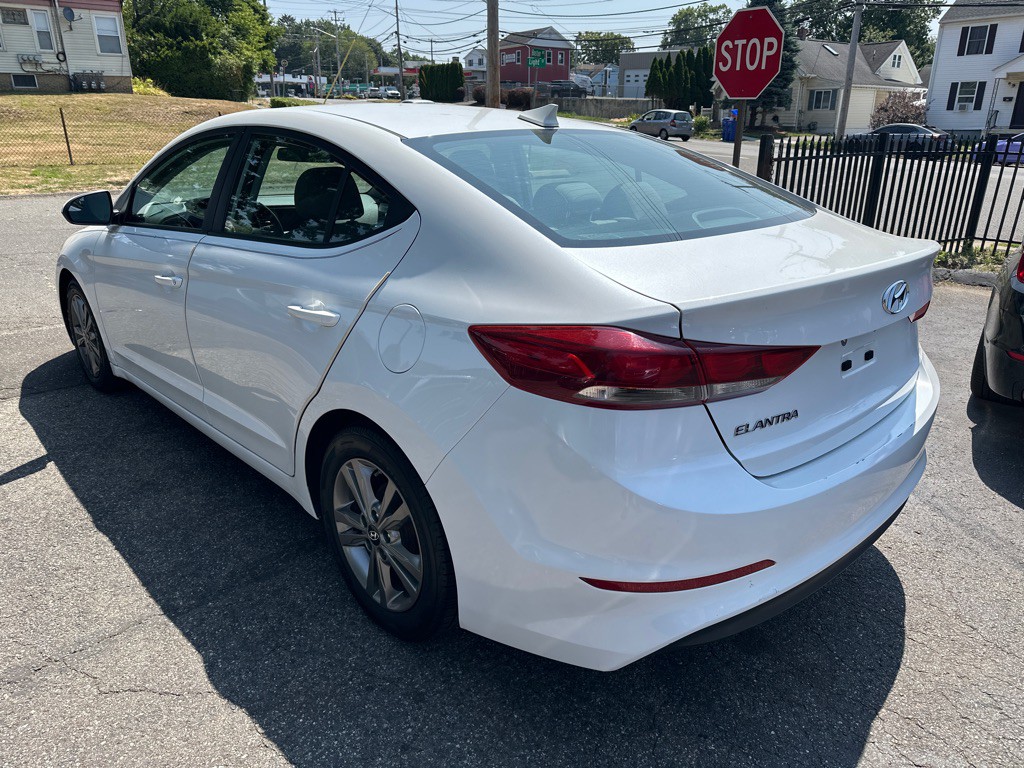 2017 Hyundai Elantra Image 3