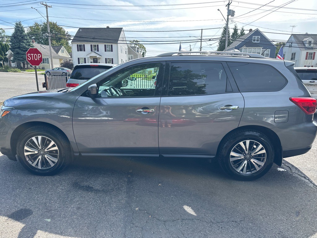 2017 Nissan Pathfinder Image 2