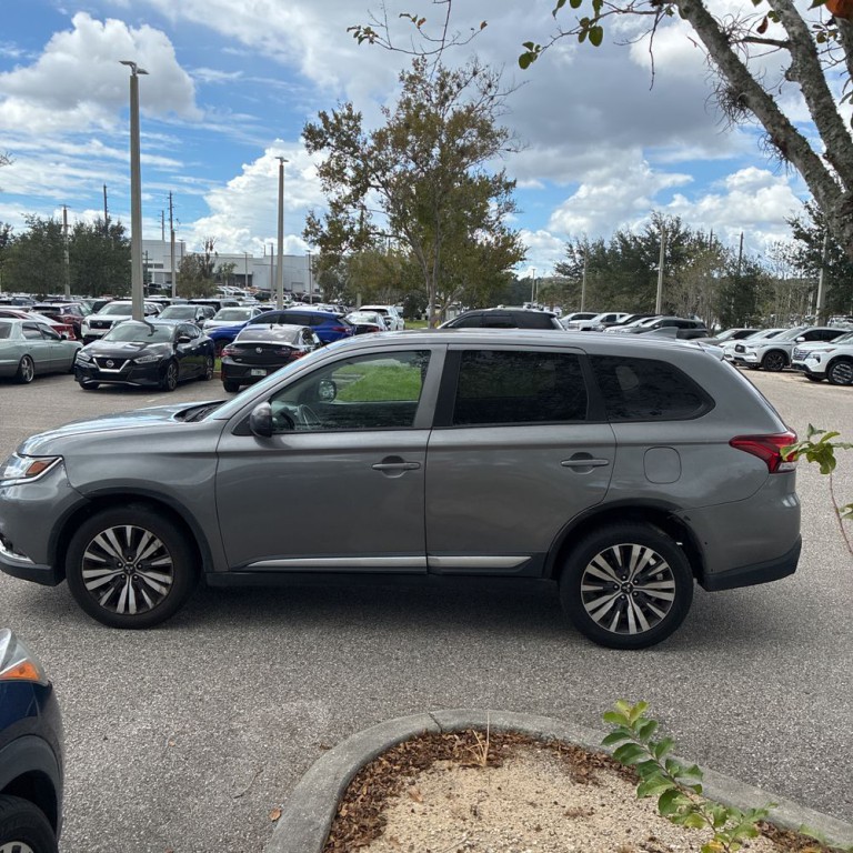 2020 Mitsubishi Outlander Image 1