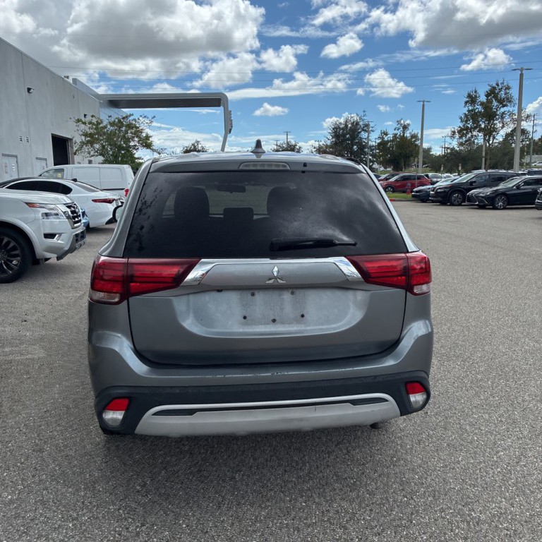 2020 Mitsubishi Outlander Image 2