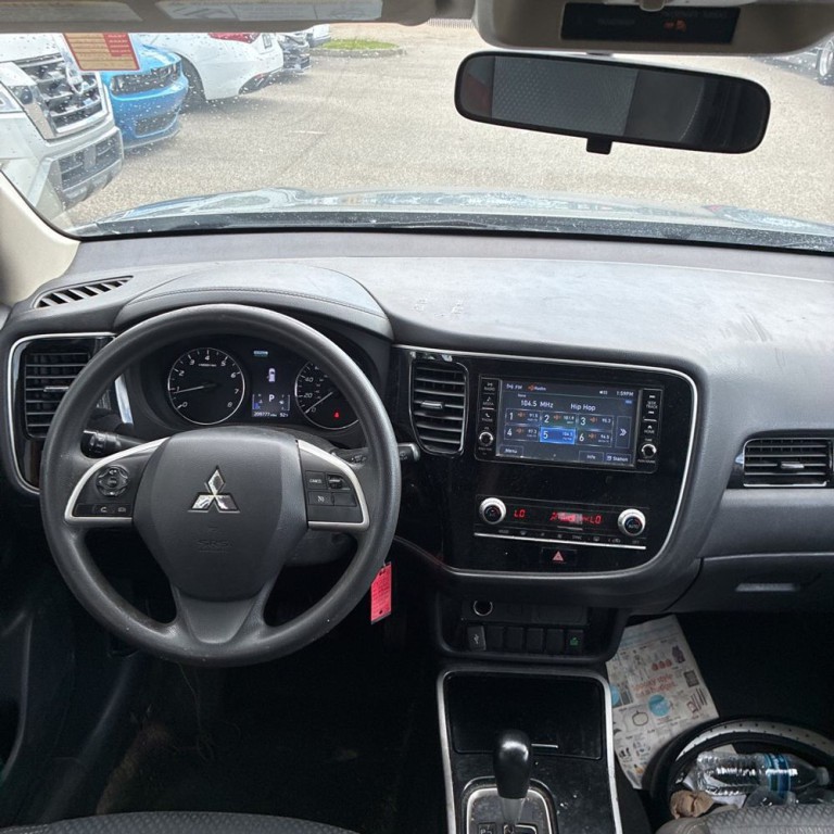 2020 Mitsubishi Outlander Image 3
