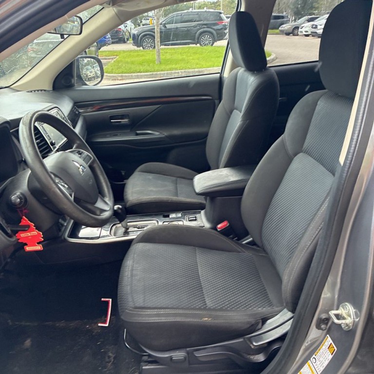 2020 Mitsubishi Outlander Image 6