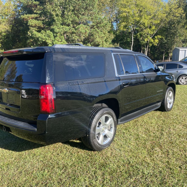 2017 Chevrolet Suburban Image 2