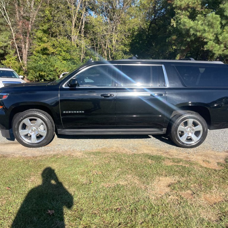 2017 Chevrolet Suburban Image 3
