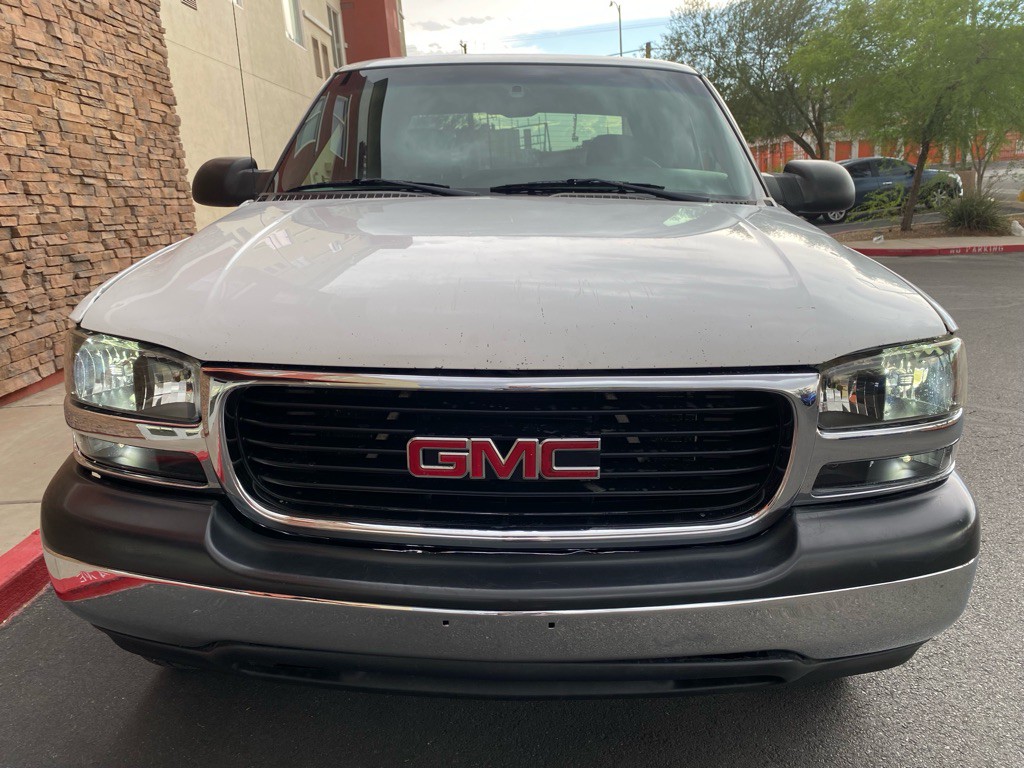 2004 GMC Sierra Image 2
