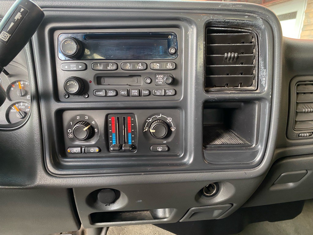 2004 GMC Sierra Image 9