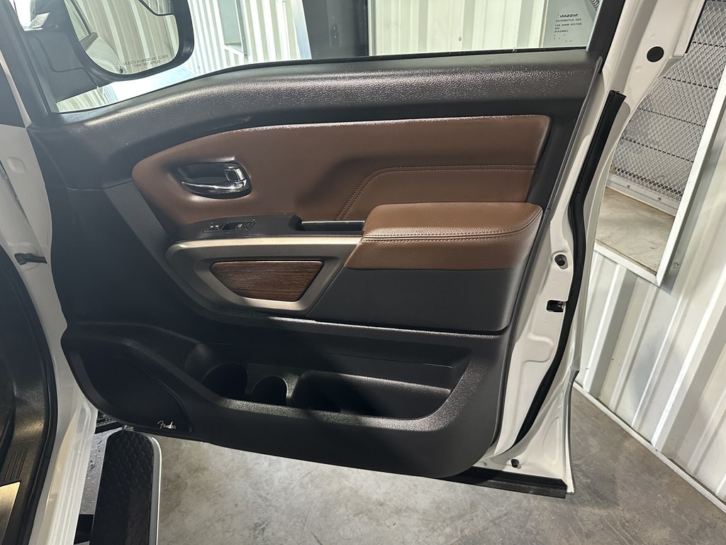 2021 Nissan Titan Image 11