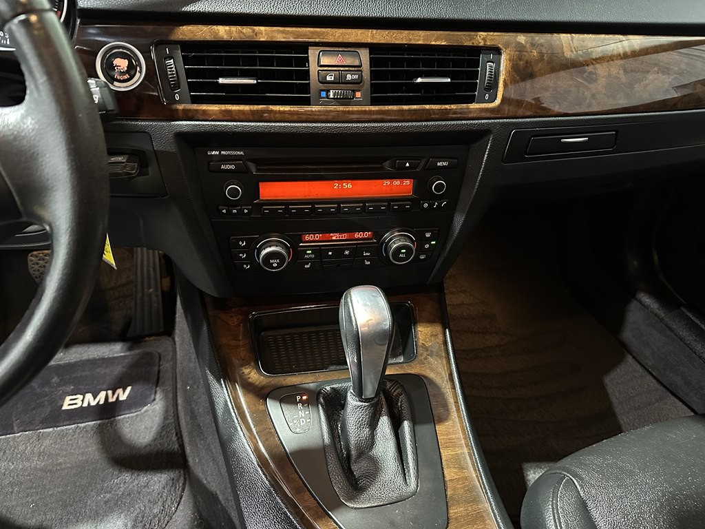 2011 BMW 3 Series Image 16