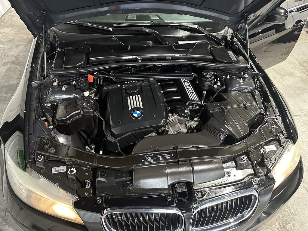 2011 BMW 3 Series Image 17