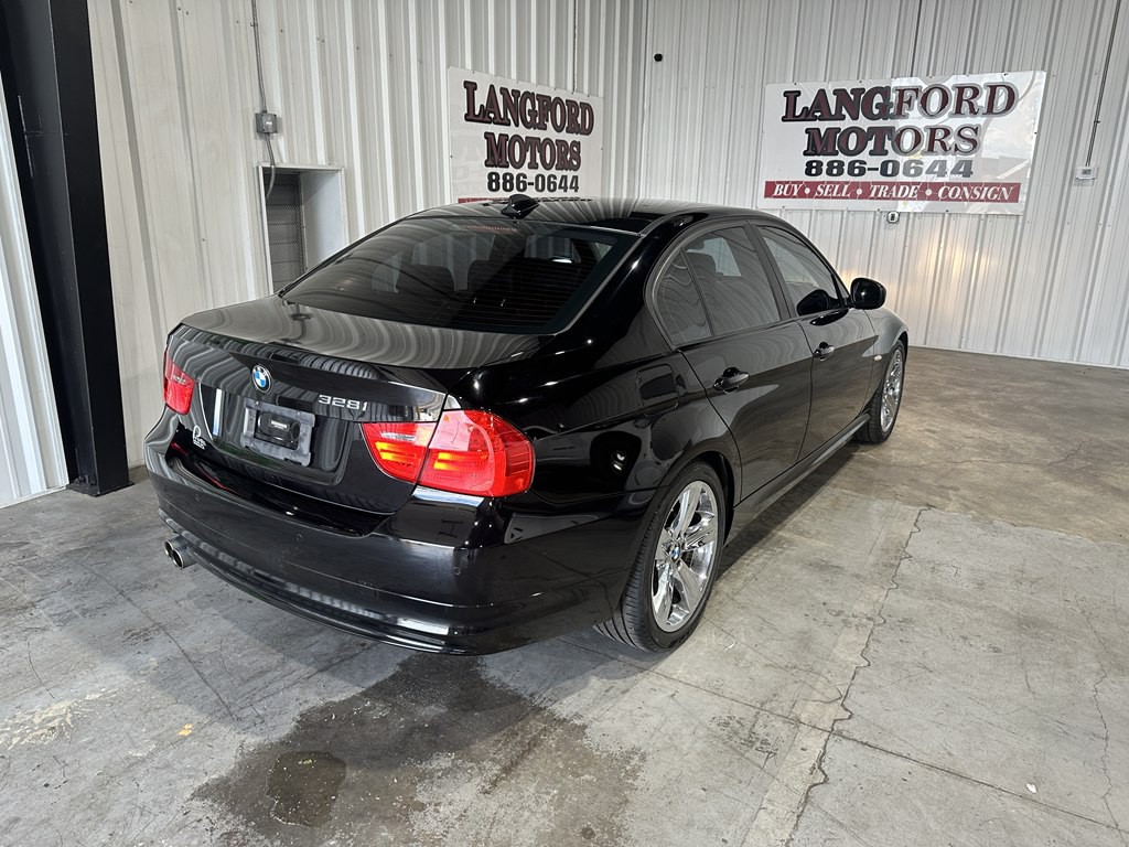 2011 BMW 3 Series Image 18