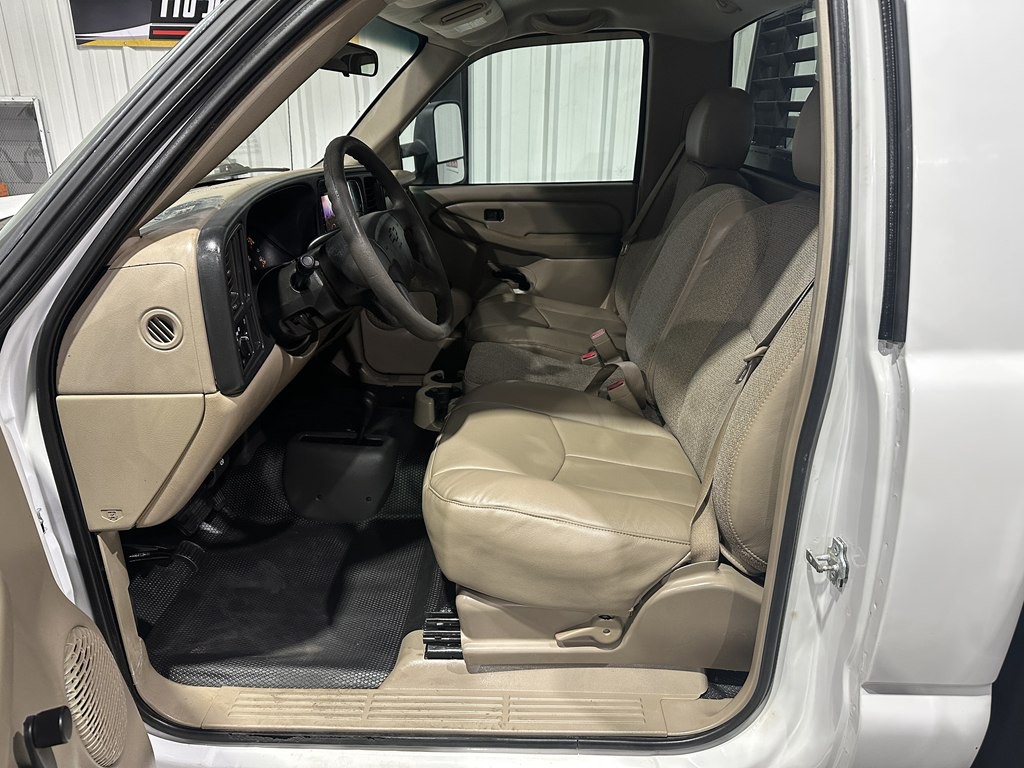 2004 Chevrolet Silverado 1500 Image 10