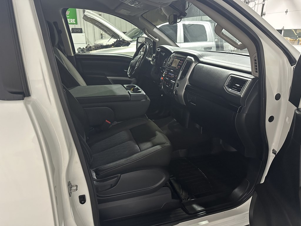 2017 Nissan Titan Image 8