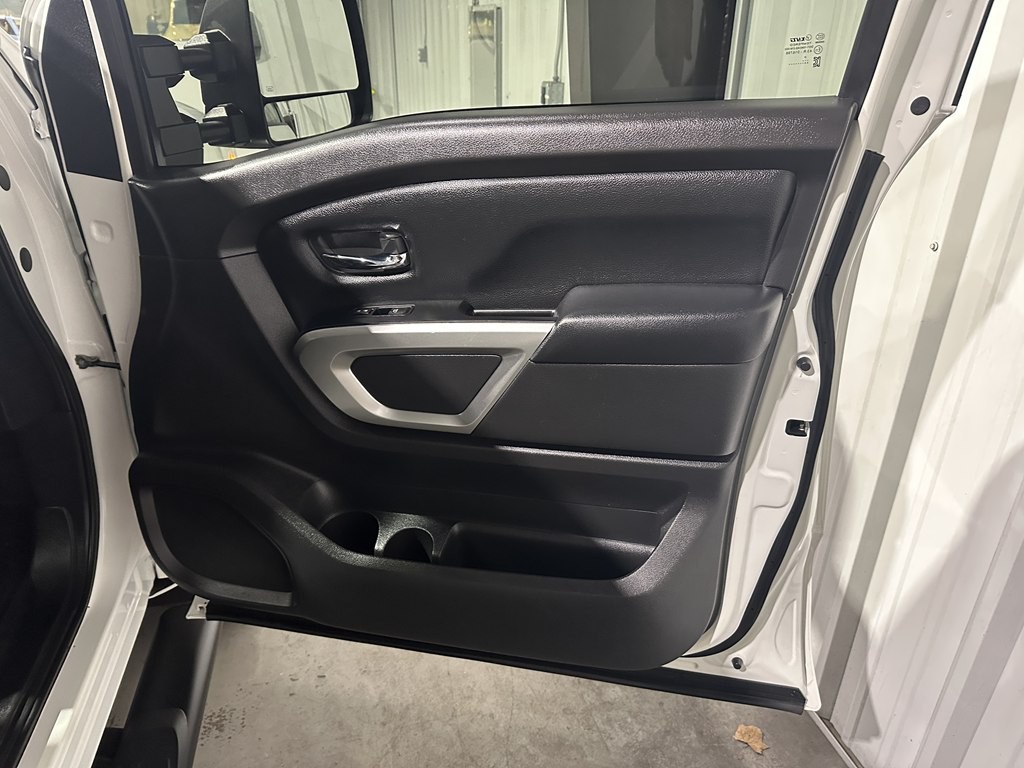 2017 Nissan Titan Image 9