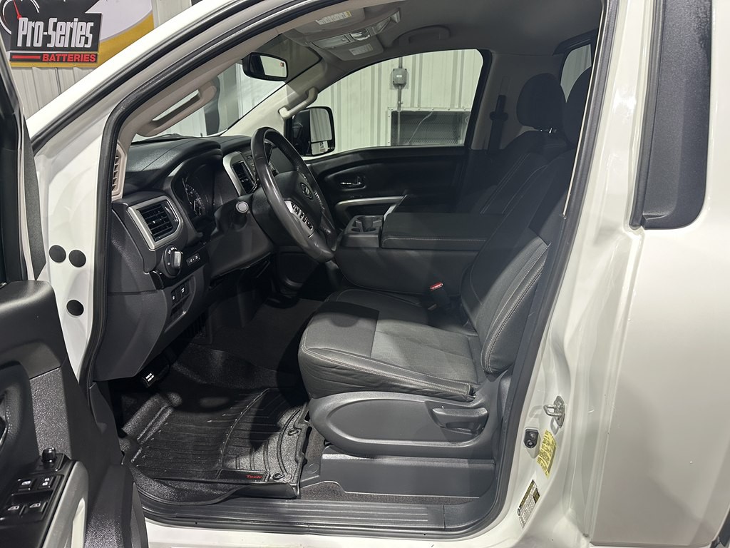 2017 Nissan Titan Image 10