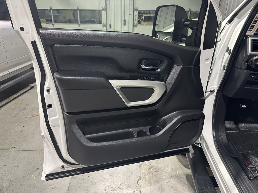 2017 Nissan Titan Image 11