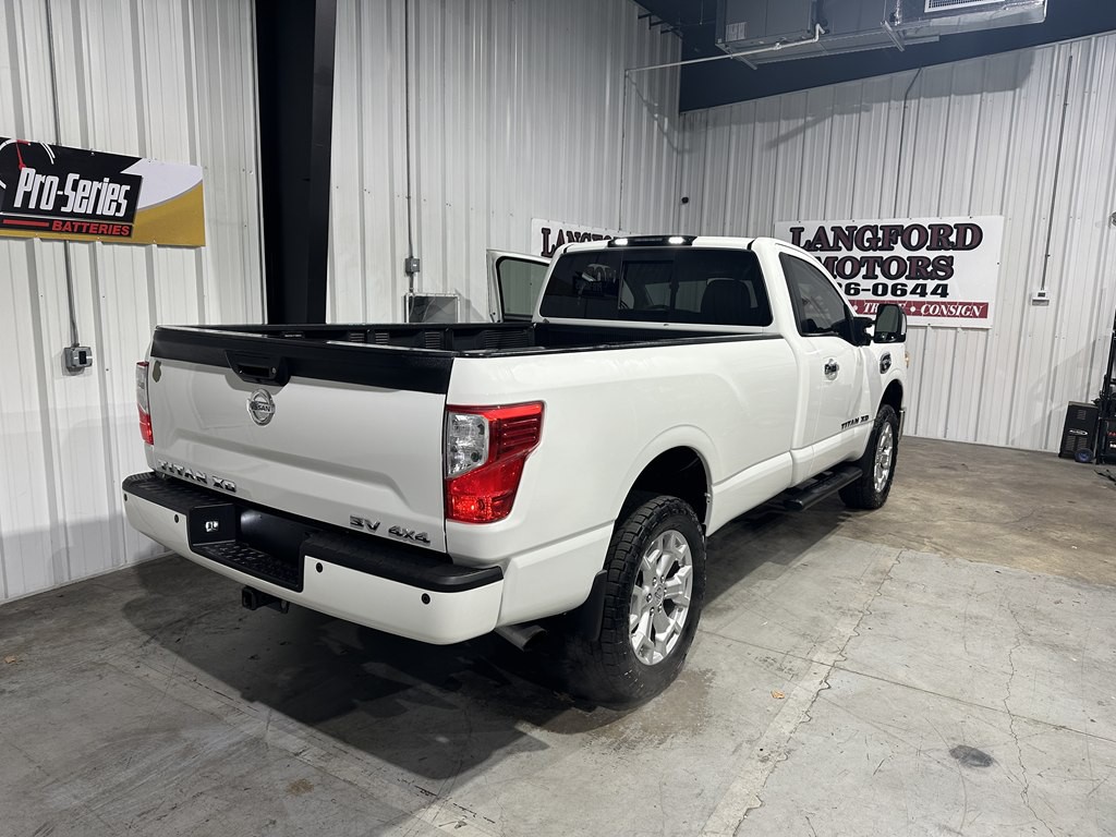 2017 Nissan Titan Image 17