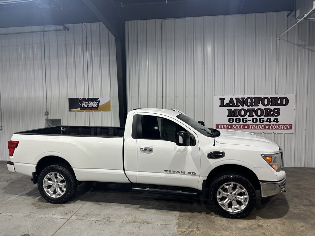 2017 Nissan Titan Image 18