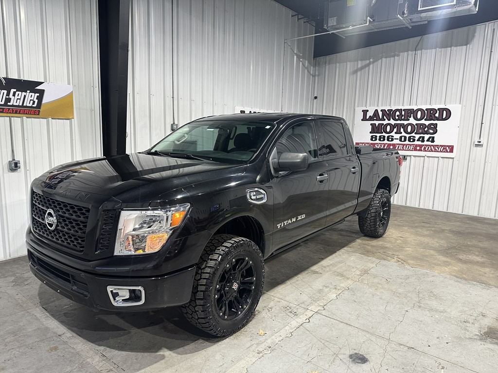 2017 Nissan Titan Image 1
