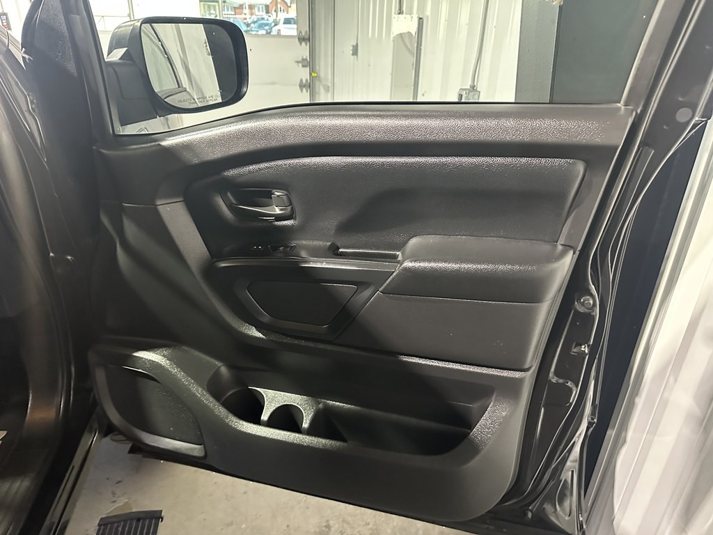 2017 Nissan Titan Image 10
