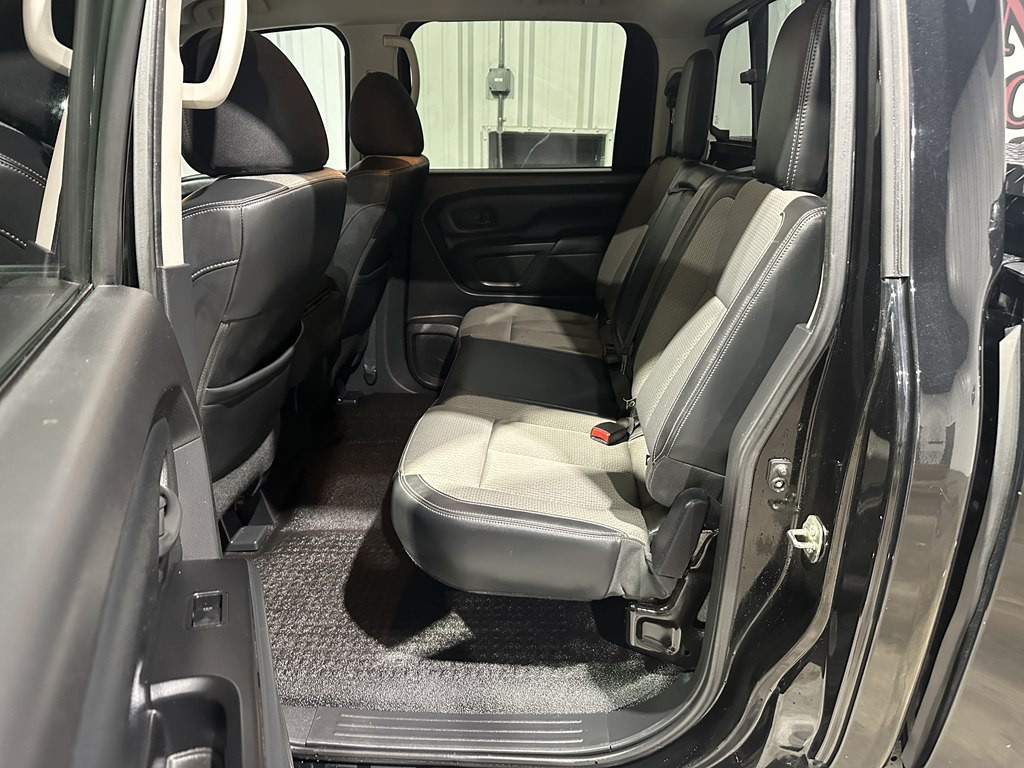 2017 Nissan Titan Image 11