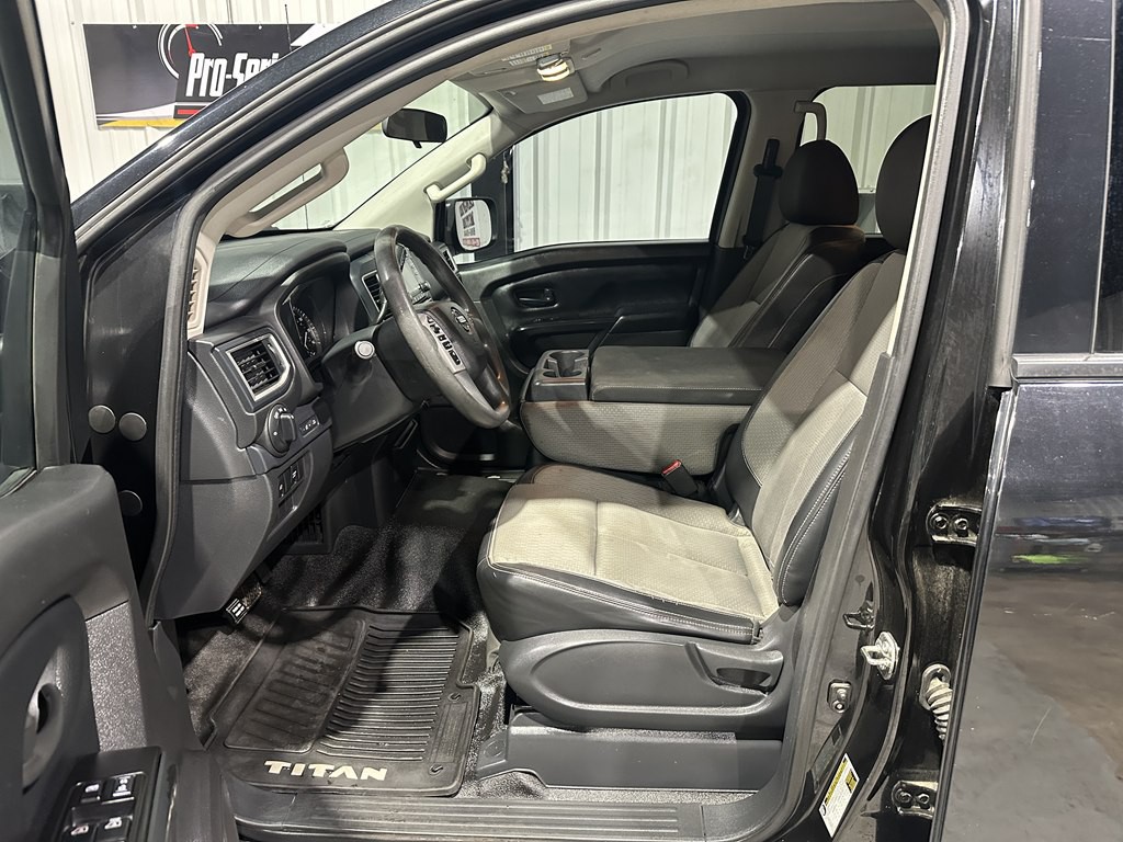 2017 Nissan Titan Image 12