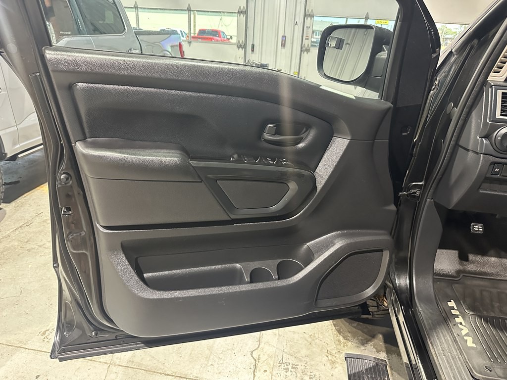 2017 Nissan Titan Image 13
