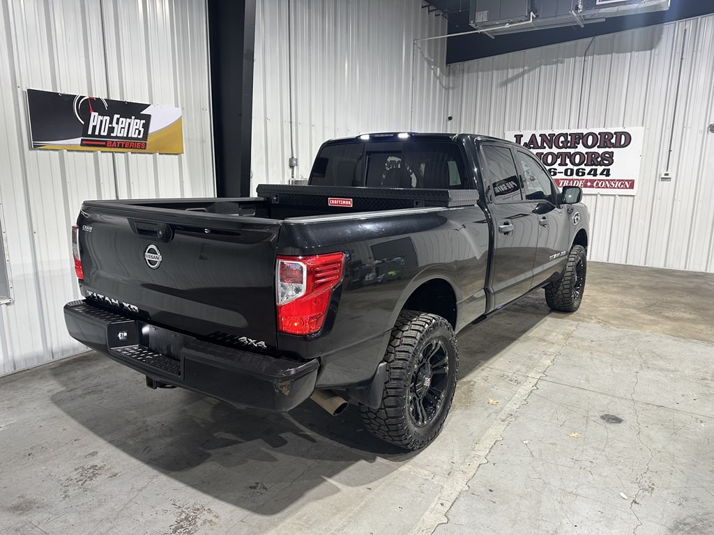 2017 Nissan Titan Image 19