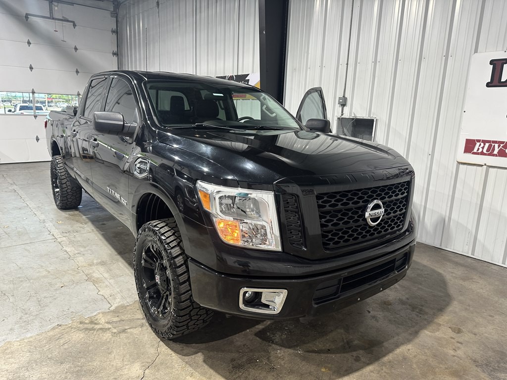2017 Nissan Titan Image 21