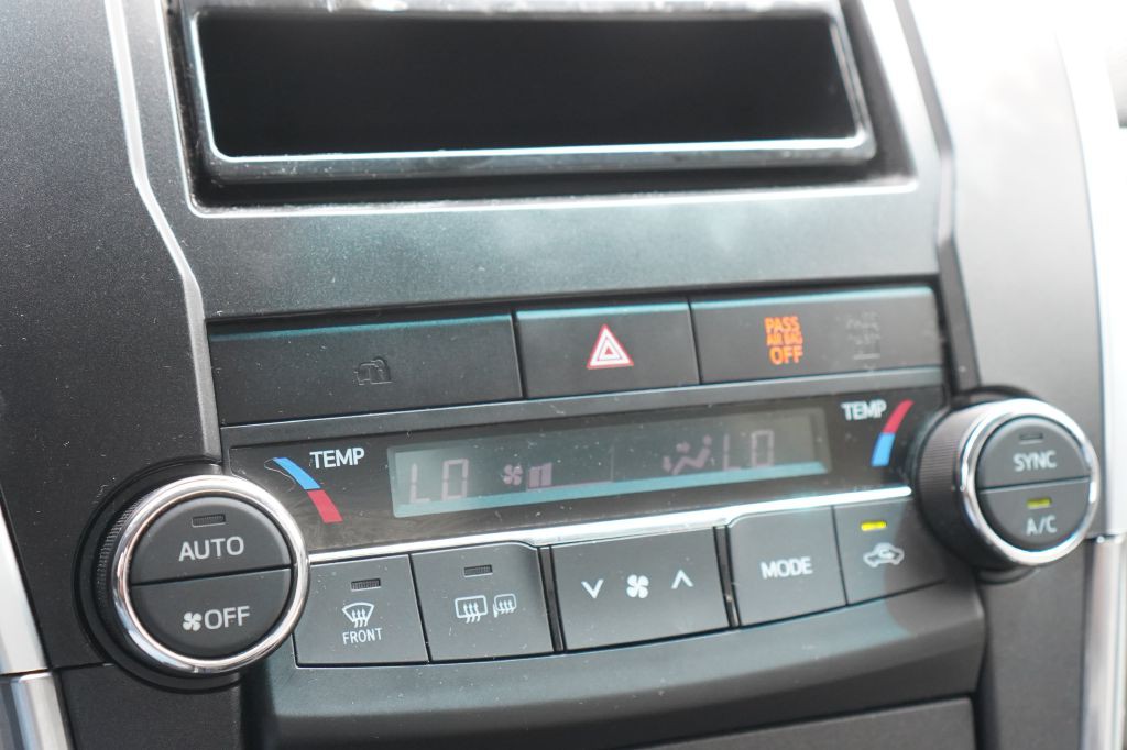 2015 Toyota Camry Image 16