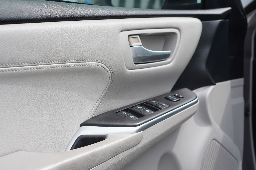 2015 Toyota Camry Image 19