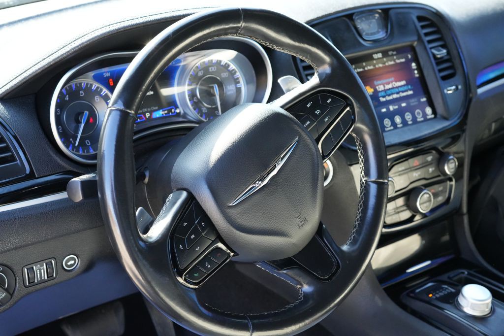 2021 Chrysler 300 Image 8