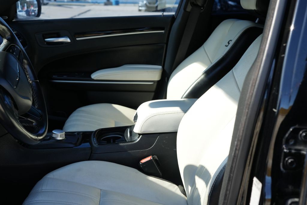 2021 Chrysler 300 Image 9