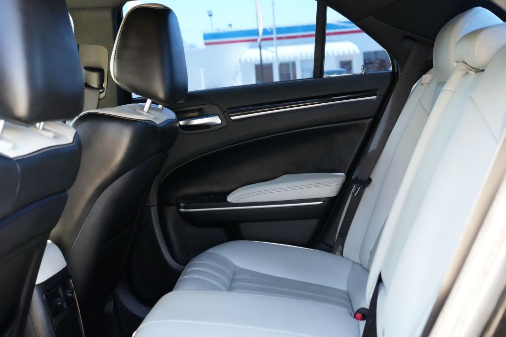 2021 Chrysler 300 Image 10