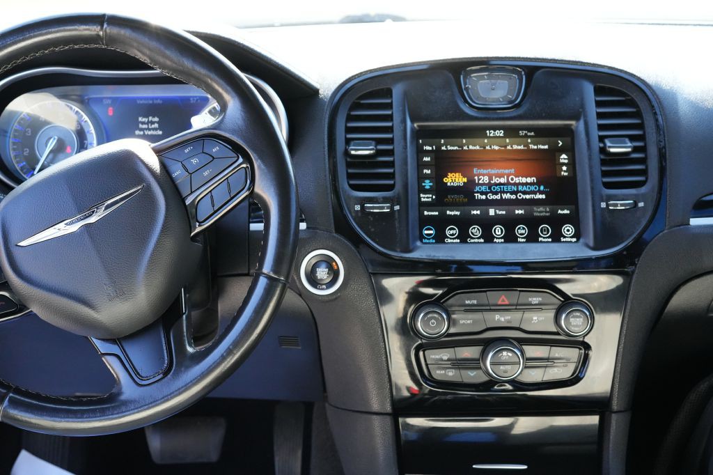 2021 Chrysler 300 Image 11