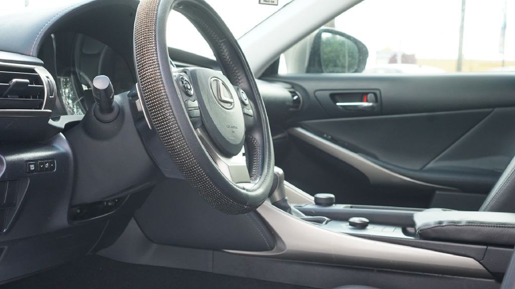 2015 Lexus IS Image 9